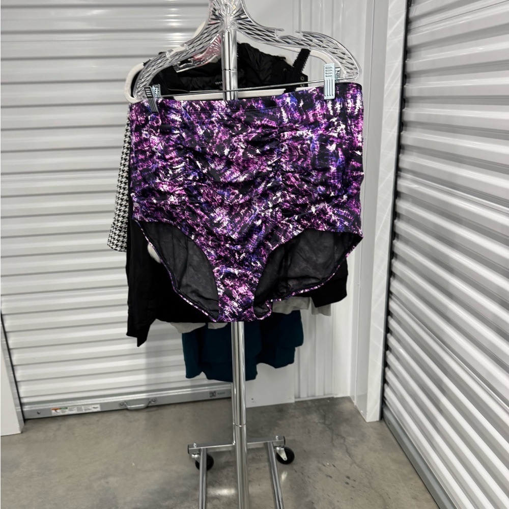 Torrid | High-Waisted Ruched Swim Bottoms in Purple and Black Print | size 3